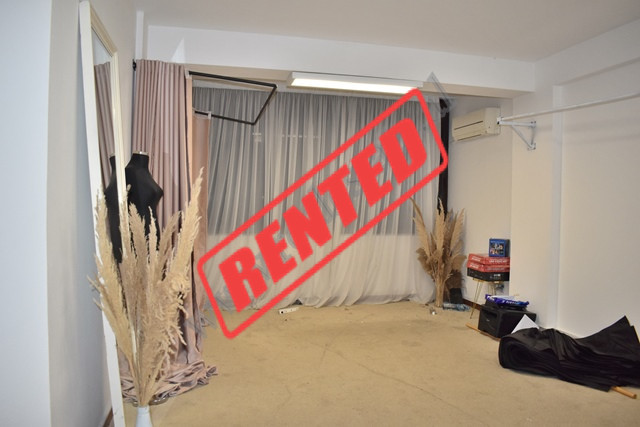 
Zyre me qira ne rrugen Sami Frasheri tek Drejtoria e Policise ne Tirane.
Ambienti eshte i pozicio